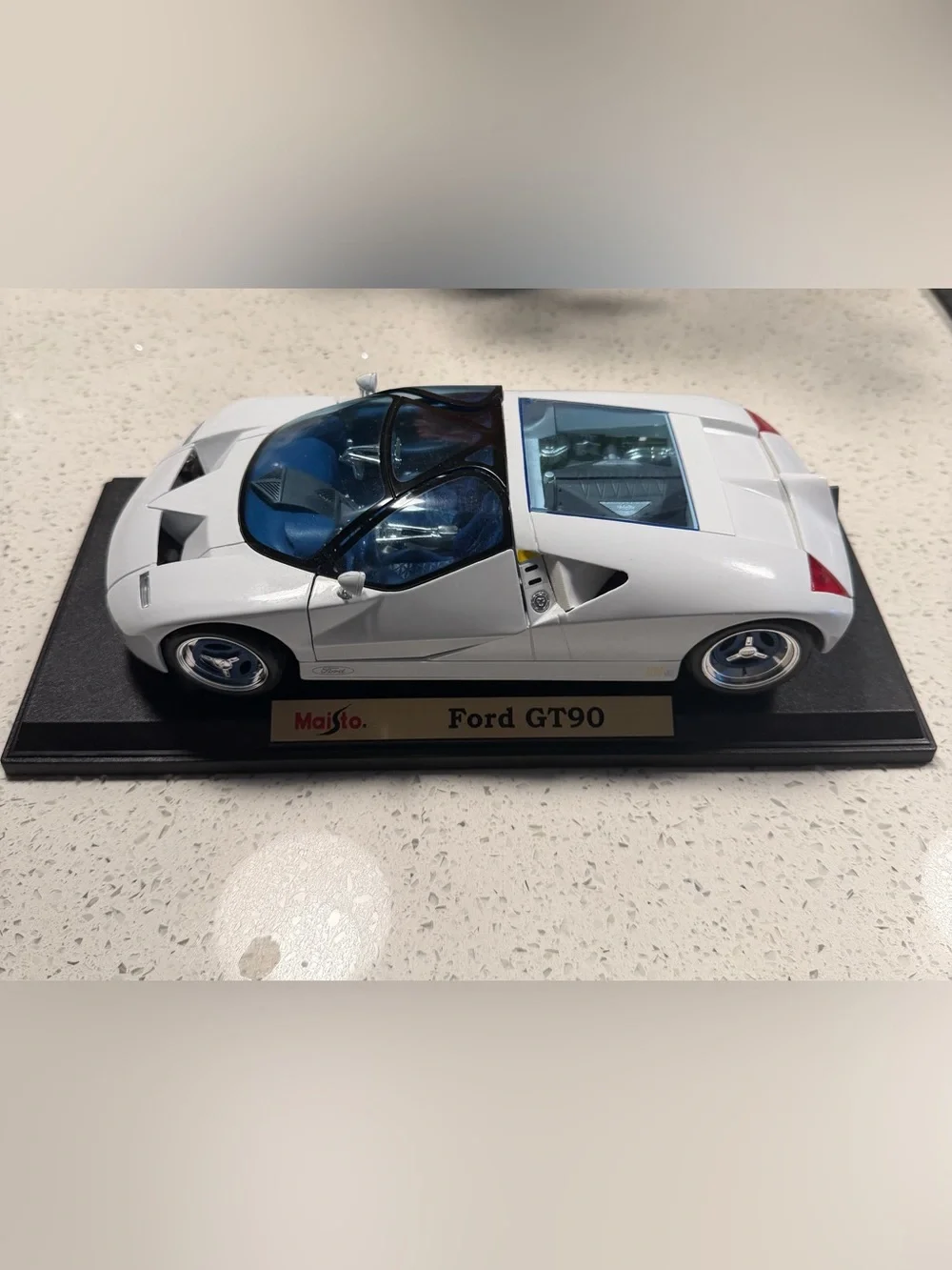 Maisto Special Edition 1:18 1995 Ford GT90 Concept Diecast Model Car #31827